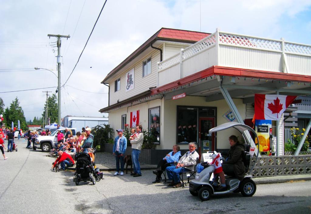 Cozy Court Motel Sechelt Exterior photo