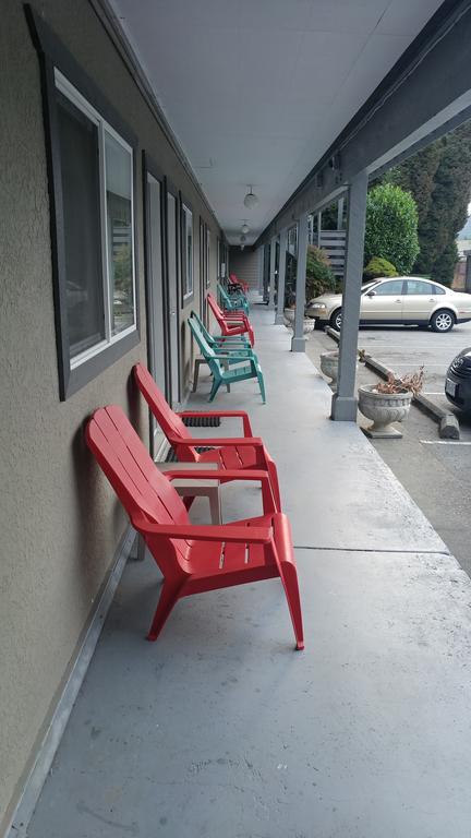 Cozy Court Motel Sechelt Exterior photo